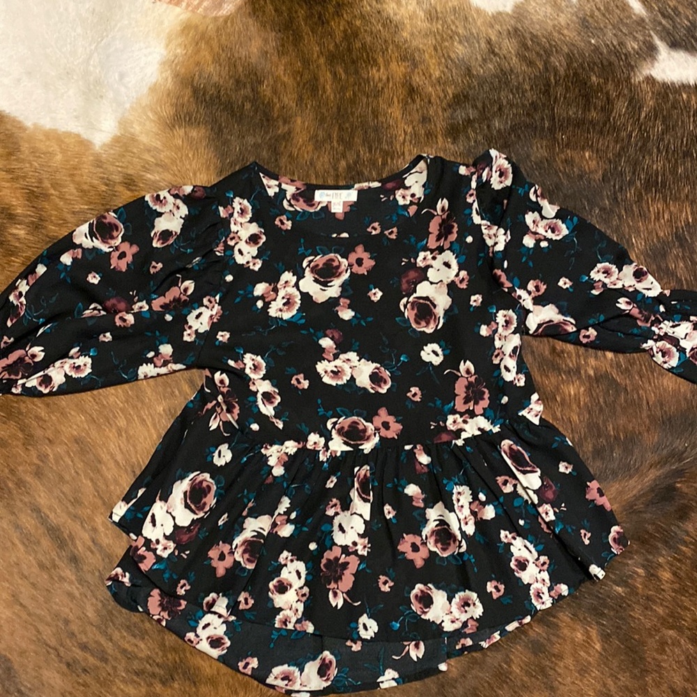 Flowered blouse. Loose fitting Size medium
